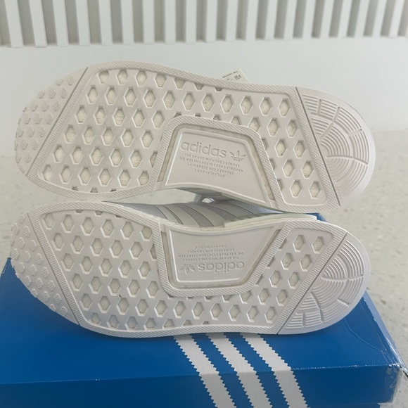 Adidas NMD R1 Primeblue Women’s Size 6 White NEW WITH BOX AND TAG - Picture 10 of 11